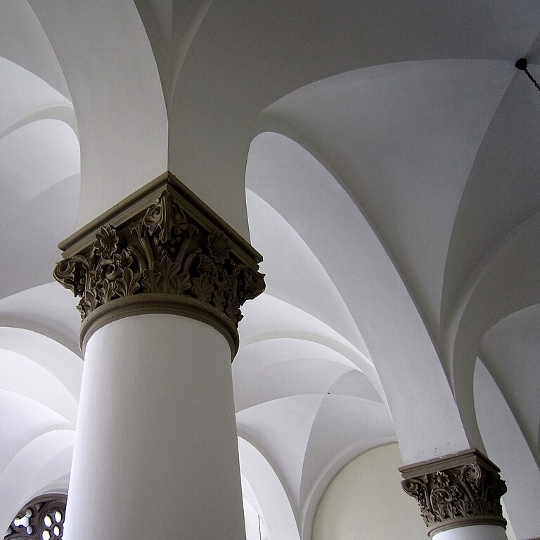LMU_Hauptgebäude_Säulenhalle_1OG wikimedia